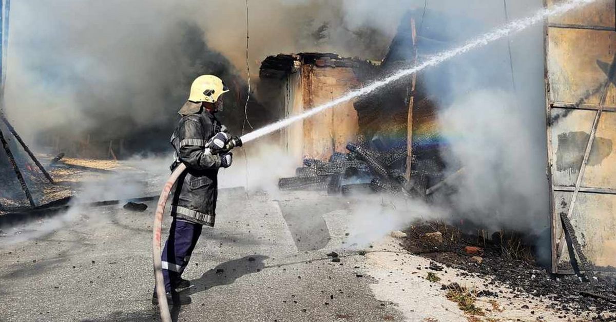 Огнеборци гасят голям пожар в района на хижа Здравец.Хижата се