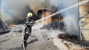 Огнеборци гасят голям пожар в района на хижа Здравец Хижата