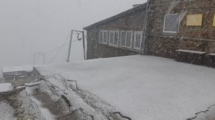 Сняг заваля за втори път на връх Мусала в Рила