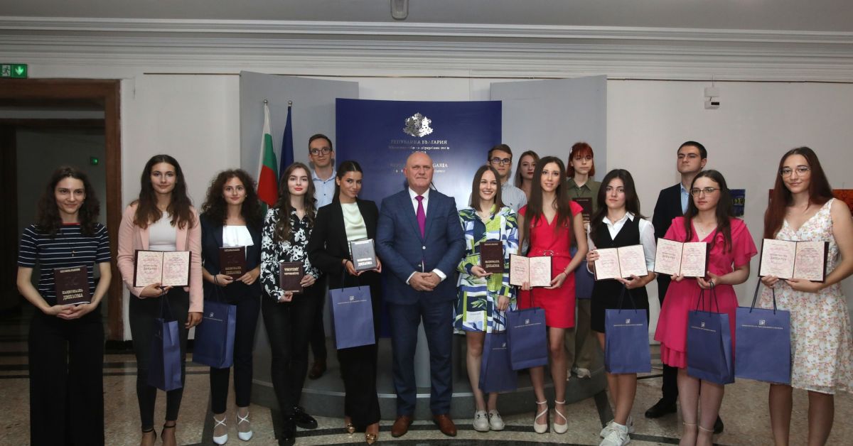 Образователният министър Галин Цоков връчи Национална диплома на 16 зрелостници