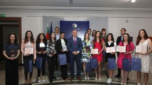 Образователният министър Галин Цоков връчи Национална диплома на 16 зрелостници