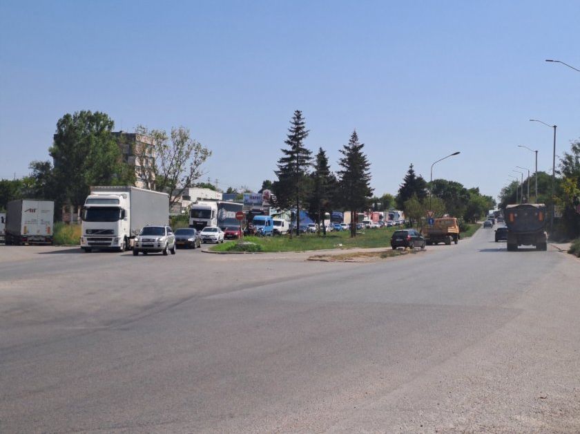 Продължава да е интензивен трафикът от румънски коли на ГКПП