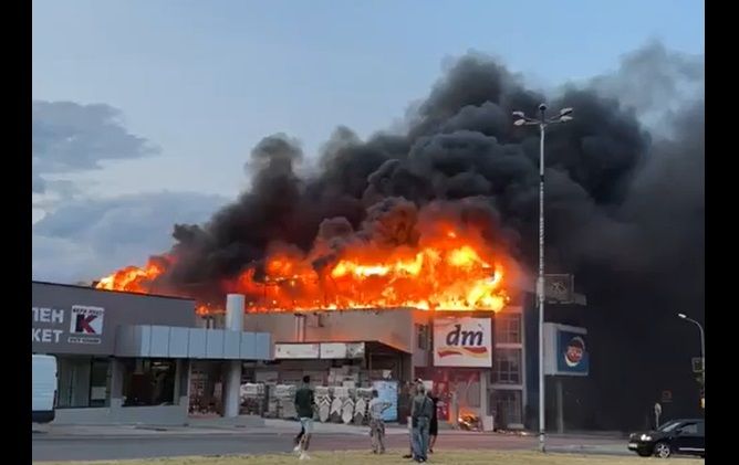Голям пожар гори в търговски център в Гоце Делчев, съобщава
