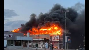 Голям пожар гори в търговски център в Гоце Делчев съобщава