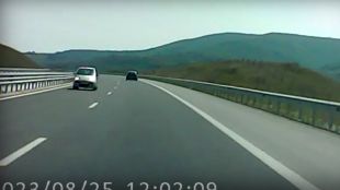 Шофьор документира нов случай на движание на автомобил в насрещното