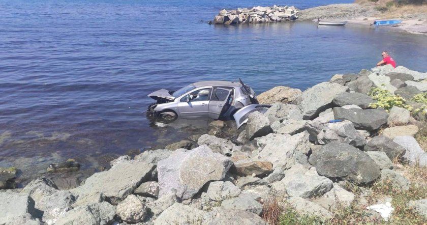 Лек автомобил падна в морето край Лозенец. Инцидентът е станал