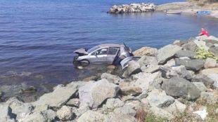 Лек автомобил падна в морето край Лозенец Инцидентът е станал