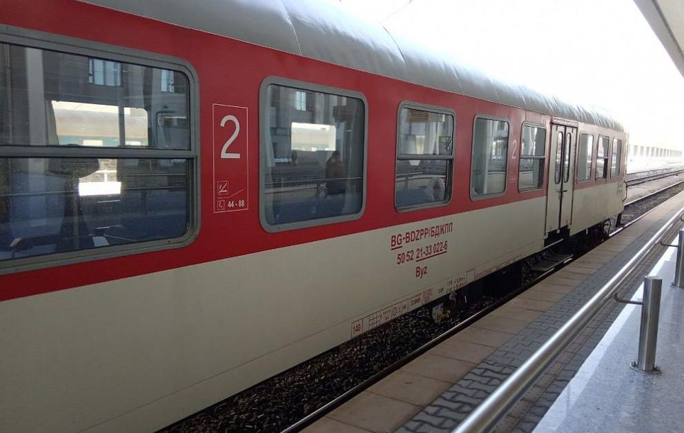 Заради авария влакът София-Варна спря на Реброво, 10 км преди