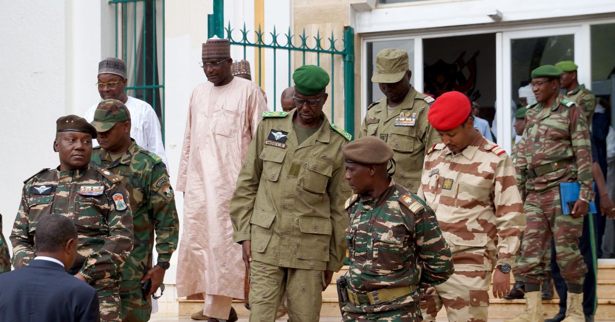 Военната хунта в Нигер оповести в неделя, че затваря въздушното