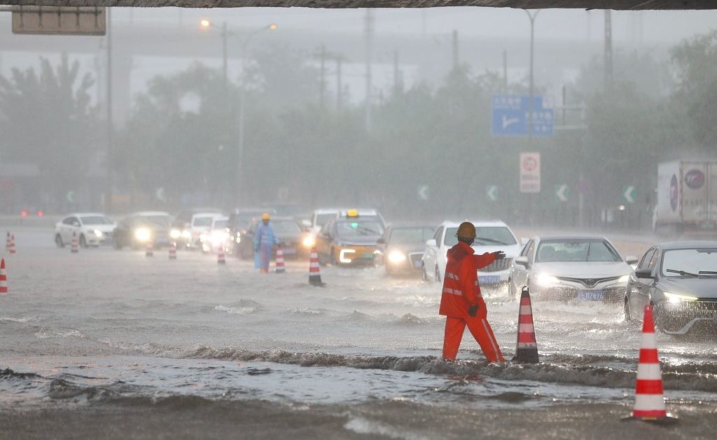 Пекин отчете най-проливните си дъждове за последните сто и четиридесет
