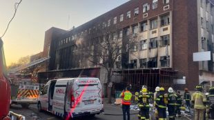 Най малко 52 загинали и десетки ранени при пожар в пететажна