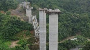 Железопътен мост в процес на строителство се срути в североизточния