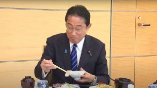 Японският премиер Фумио Кишида изяде пред камерите местен специалитет сашими