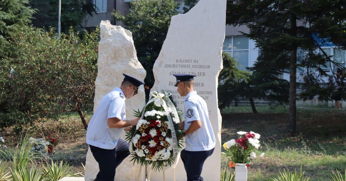 В Бургас откриха паметника на трагично загиналите млади полицаи, които