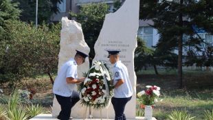В Бургас откриха паметника на трагично загиналите млади полицаи които