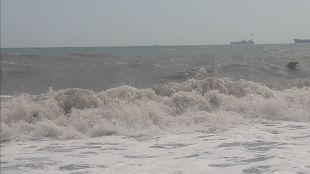 Мъртвото вълнение отново връхлетя Бургаския залив Вълните са дву метрови