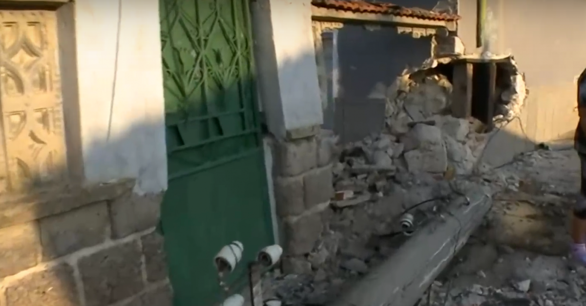Трактор се вряза в къща в село Чова и отнесе