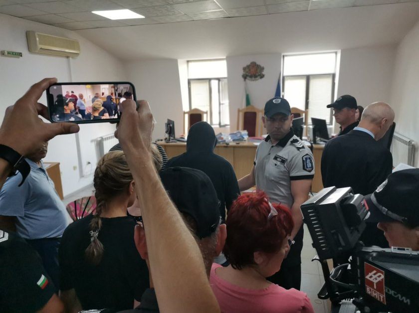 Районният съд в Пловдив остави за постоянно в ареста петима