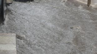 Проливни дъждове предизвикаха наводнения и свлачища в черноморските окръзи Ризе