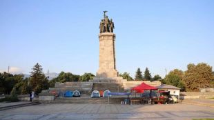 Палатките в защита на Паметника на Съветската армия ще останат