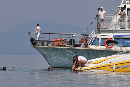 Полицаи в Северна Македония спасиха петима души в Охридското езеро,