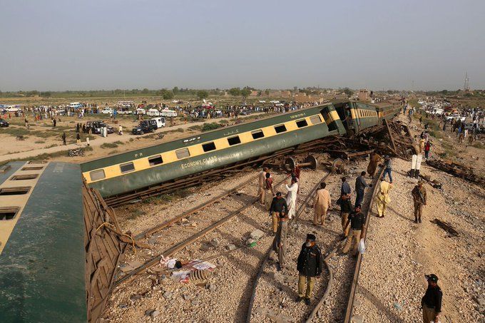 Най-малко 30 загинали и 100 ранени при влакова катастрофа в