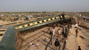 Най малко 30 загинали и 100 ранени при влакова катастрофа в
