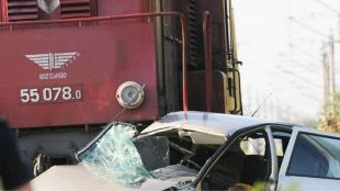 Влак блъсна кола на железопътен прелез в Добричко съобщава БТА