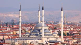 Турските власти са започнали разследване заради модна фотосесия в джамията