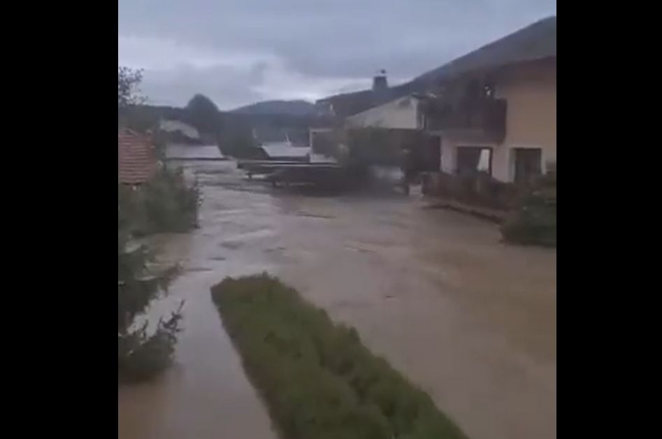 Шест са вече жертвите на тежките наводнения в Словения. Сред