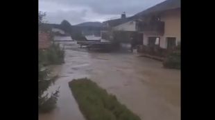 Шест са вече жертвите на тежките наводнения в Словения Сред