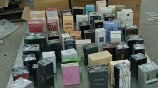 Митнически служители задържаха хиляди маркови парфюма при проверка на товарен
