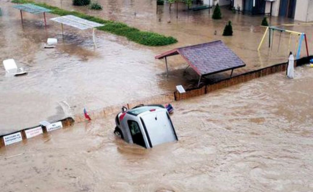Невиждани наводнения отнесоха мостове, коли, караваниРекордни валежи - 420% над