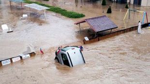 Невиждани наводнения отнесоха мостове коли караваниРекордни валежи 420 над