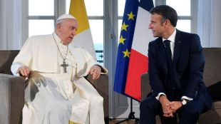 Ватикана не може да прости фамилиарниченето на Еманюел Макрон със