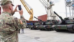 Предназначени са за бойни танкове Ейбрамс Кремъл остро разкритикува решениетоПесков припомни