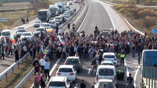 Блокадата на АМ Струма при Дупница започнала вчера ще продължи