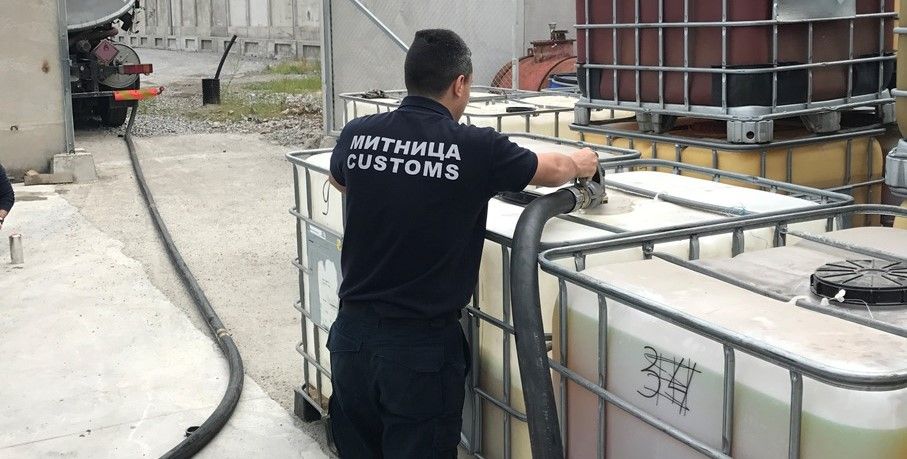Митнически служители на Митница Пловдив иззеха 5874,2 литра  моторни масла,