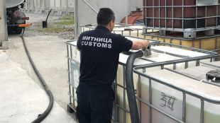 Митнически служители на Митница Пловдив иззеха 5874 2 литра  моторни масла