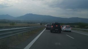 Километрично задръстване от автомобили в посока Гърция Тапата на автомагистрала