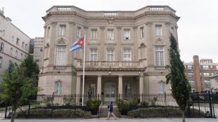 Нападател е атакувал в неделя вечерта кубинското посолство във Вашингтон