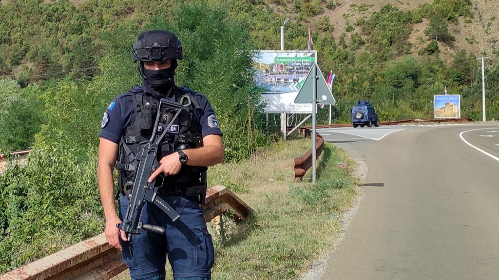 Косовската полиция влезе с бронирани превозни средства в село Банска