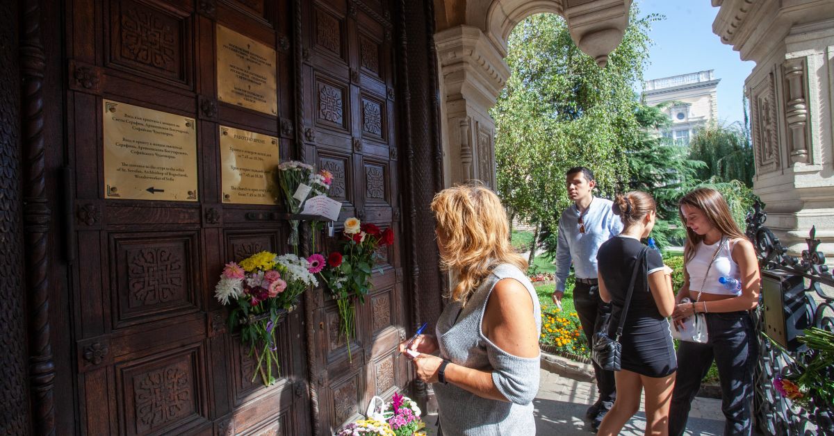 Миряни се молят пред затворената Руска църква в София, видя