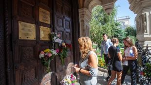 Миряни се молят пред затворената Руска църква (СНИМКИ)