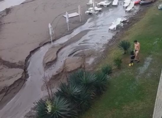 Мъж заведе детето си на плаж Нестинарка по време на