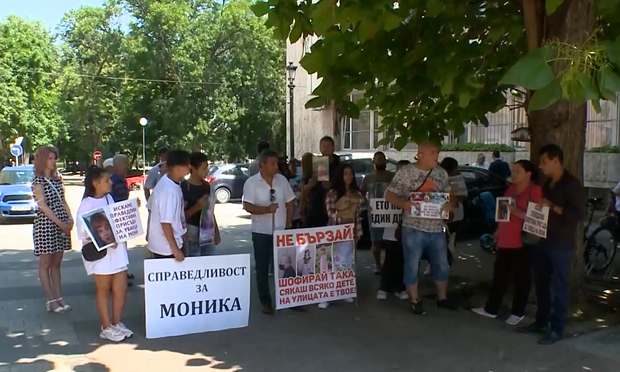 Съдът в Пазарджик отново гледа делото за убитата 7-годишна Моника.През