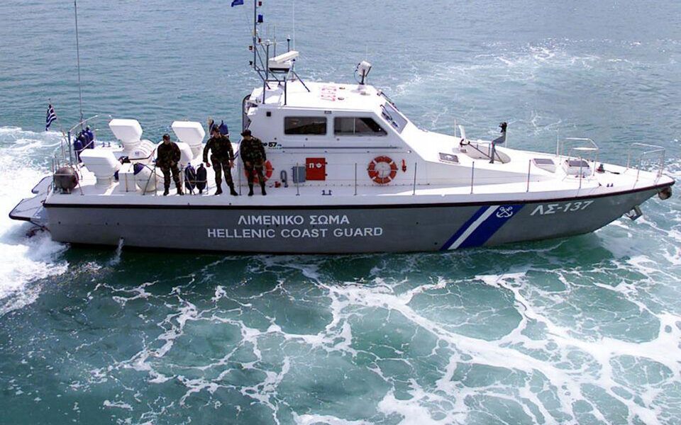 Близо 100 мигранти бяха безопасно евакуирани от яхта, за която