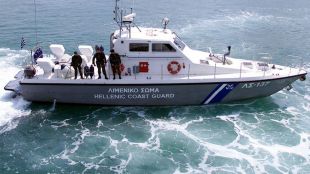 Близо 100 мигранти бяха спасени от яхта край югозападна Гърция