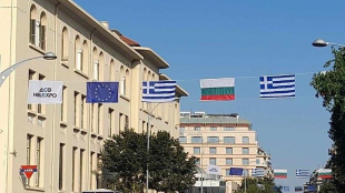 Знамена на почетната страна на тазгодишното международно изложение в Солун