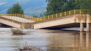 Пътен мост в Централна Гърция област засегната от безпрецедентни нива